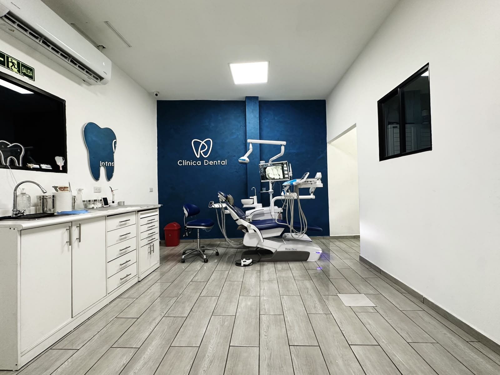 Consultorio de R&M Clínica Dental con unidad dental moderna