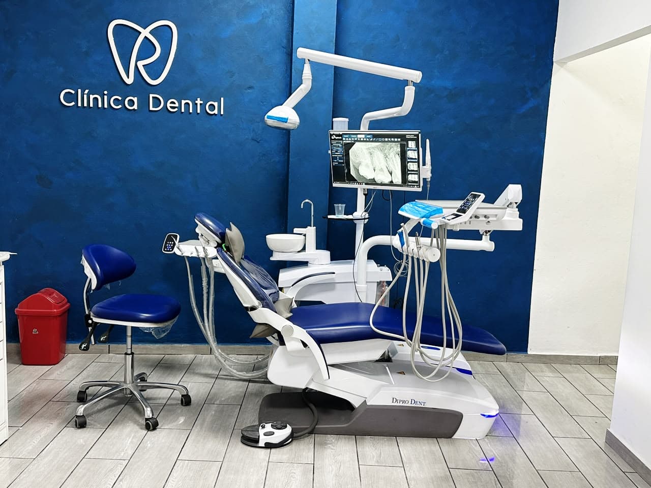 Unidad dental con radiografía digital en R&M Clínica Dental